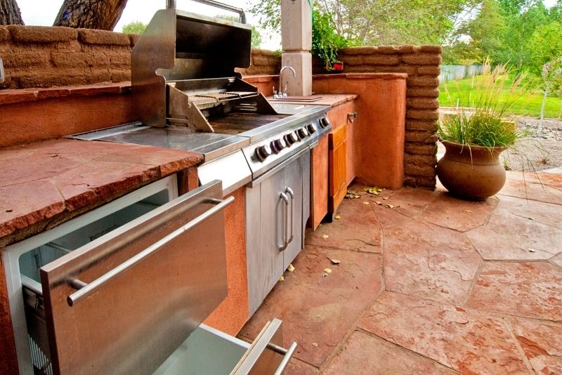 An outdoor kitchen fitted wit appliances